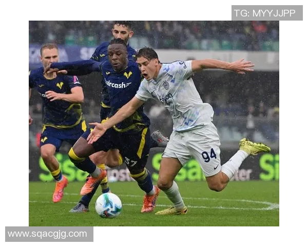 足球明星摆件米兰风采尽显精美图片展示足球魅力与艺术结合